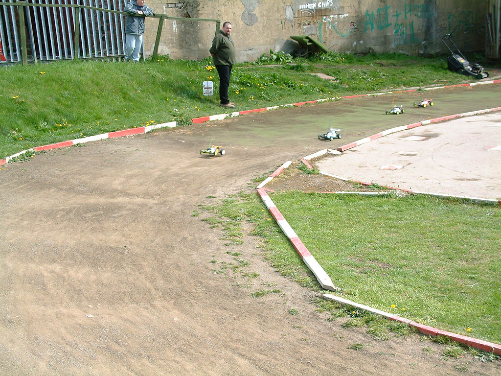start of the E final!  oh dear.. me in 4th (red car), i was in 2nd after this first corner.. and won it.. 