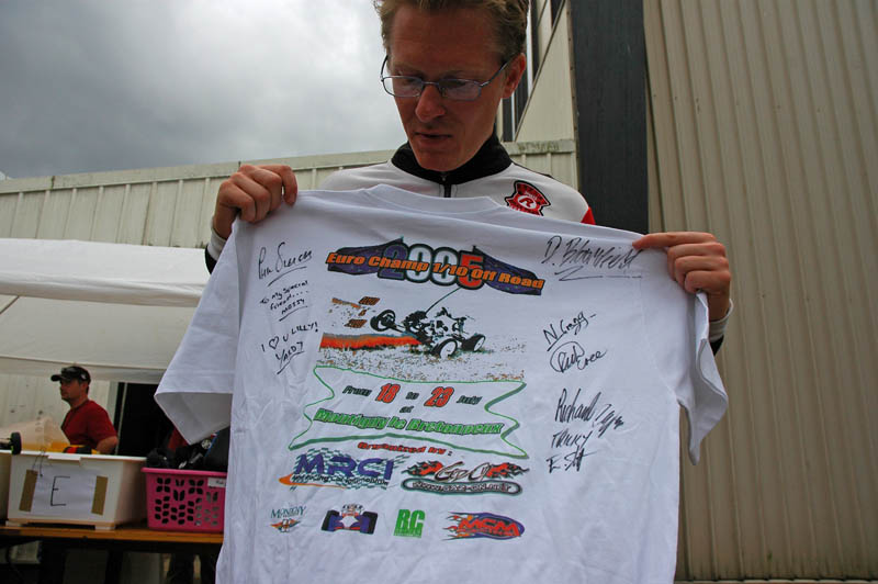Roundy shows off his Tshirt- later to be seen on ebay no doubt.