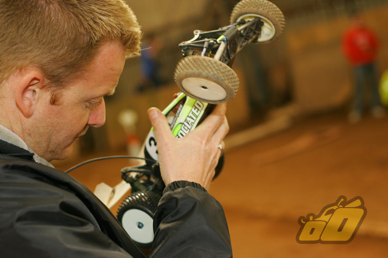 Adam Skelding from HPI checks a car out